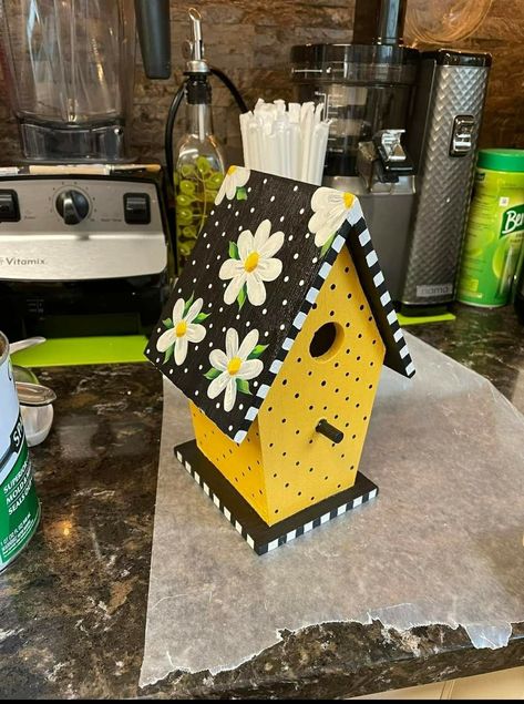 How To Decorate Bird Houses, Painting Wood Birdhouses, Diy Paint Birdhouse Ideas, Small Birdhouse Painting Ideas, Simple Painted Birdhouses, Diy Painted Birdhouses Ideas, Painting Birdhouses Ideas Simple Diy, Painted Birdhouses Whimsical, Hand Painted Birdhouses Ideas