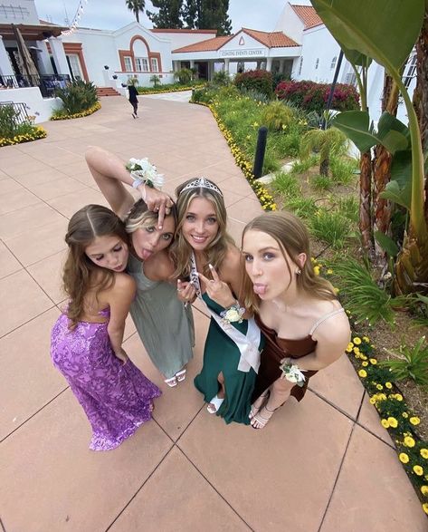 Cute Prom Group Pictures, Prom Poses Group Of 4, Prom Pictures For Friends, Prom Photoshoot Ideas Friends, Hoco Pics Group Pictures, Prom Picture Aesthetic, Prom Photo Inspo Solo, Prom Pics Friends, Formal Photoshoot Ideas For Best Friends