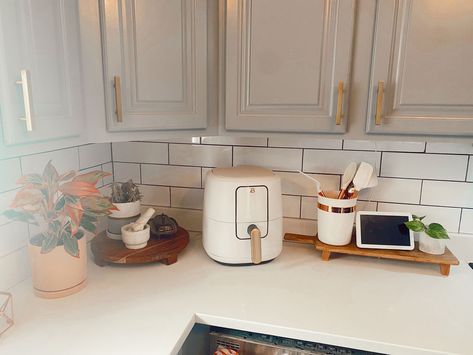 Kitchen Counter Organization Appliances, Beautiful Air Fryer, Brass Backsplash, Great Bernese, Healthy Hearty Breakfast, Kitchen Ideas Remodel, Organization Cabinets, Dinner Food Recipes, Fancy Bedroom