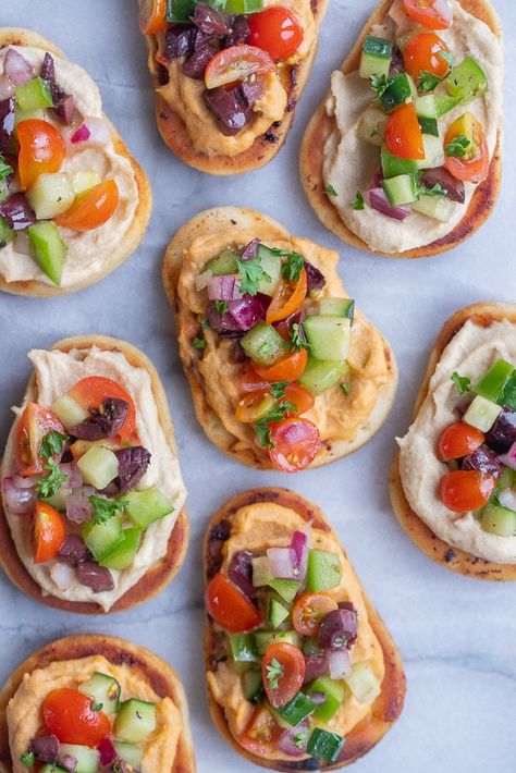 Greek Salad Naan Bites with Hummus are bursting with flavor, easy to make and fun to eat!  Enjoy for a summer appetizer or lunch. Mini Naan Appetizer, Naan Bites Appetizers, Lunch Bites Finger Foods, Mini Naan Lunch Ideas, Vegetarian Finger Sandwiches, Naan Dippers Appetizers, Naan Bread Appetizers, Greek Finger Food, Mini Naan Bread Ideas