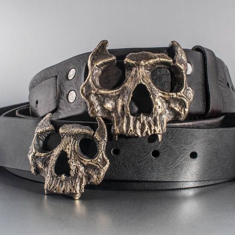 The image shows a large ethical and handmade skull belt buckle for men and women cast in yellow bronze Harvest Moon Festival, Belt Buckles Men's, Skull Belt Buckle, Cool Belt Buckles, Skull Belt, Skull Accessories, Cowboy Aesthetic, Swag Boys, Mens Silver Jewelry