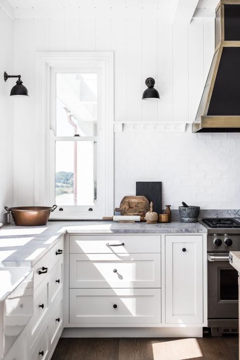 Dapur Rustic, White Modern Farmhouse, Model Dapur, Black Sconces, Modern Farmhouse Kitchen, Kabinet Dapur, Traditional Kitchen Design, Farmhouse Kitchen Island, Kitchen White