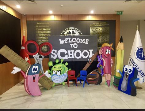 Welcome To Ptm Board Decoration, Welcome To Ptm, Welcome Back To School Decoration Ideas, Back To School Crafts For Kids, Back To School Displays, School Wall Decoration, Hand Art Kids, School 2021, School Board Decoration