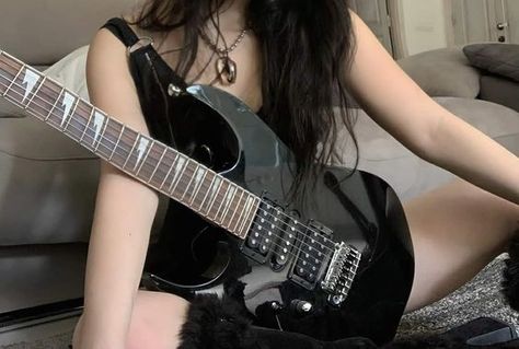 Guitar Girl Aesthetic, Gitar Vintage, Rockstar Aesthetic, Guitar Obsession, Guitar Girl, I'm With The Band, Music Aesthetic, Dream Lifestyle, Guitar Songs