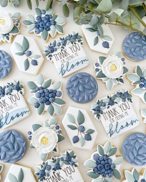 Beautiful Cookies Decorated, Blue Birthday Cookies, Fondant Biscuits, Floral Cookies, Strawberry Cookie, Simple Cookie, Flower Sugar Cookies, Thank You Cookies, Amazing Cookies