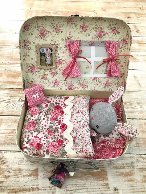 Doll Suitcase, House Tutorial, Fabric Toys, Tree Crafts, Little Pigs, Decoupage Paper, Doll Crafts, Fabric Dolls, Dolls House