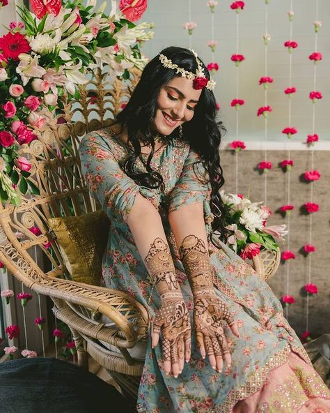 Hindu Wedding Rituals, Mehendi Photography Bridal, Mehendi Ceremony Outfits, Mehendi Photoshoot, Mehendi Photography, Mehndi Function, Haldi Outfits, Bride Photos Poses, Sangeet Outfit