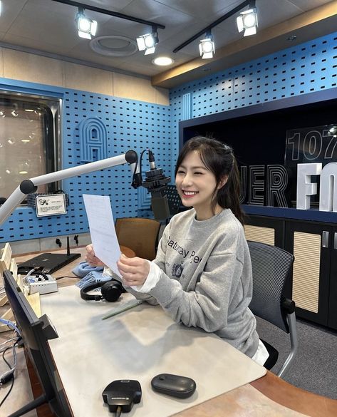 Radio Dj Aesthetic, Podcast Host Aesthetic, Radio Host Aesthetic, Radio Station Aesthetic, Company Aesthetic, Board Wallpaper, Vision Board Wallpaper, Future Job, Dream High