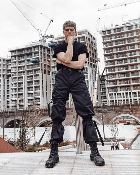 Combat Boots Outfit Men, Alternative Fashion Mens, Boys Outfits Aesthetic, Combat Boot Outfit, Combat Clothes, Dystopian Fashion, Boots Outfit Men, Campus Outfit, Tactical Wear