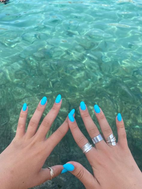 Bright Turquoise Nails, Terquas Nails, Torquise Blue Color Nails, Nails Acrylic Turquoise, Cute Summer Beach Nails, Nails Teal Blue, Bright Teal Nails, Short Teal Nails, Nails For Vacation Beach