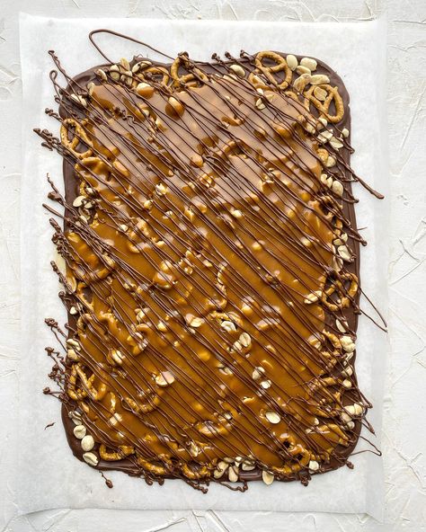 No bake Caramel Pretzel Crack Bars - Sweet Fix Baker Salted Caramel Pretzel Bars, Salted Caramel Pretzels, Pretzel Bars, Chocolate Caramel Pretzels, Baked Caramel, Caramel Bits, Caramel Pretzels, Rhubarb Jam, Christmas Desserts Easy