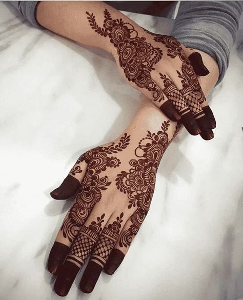 Most Amazing Meena Sankranti Mehndi Design (Meena Sankranti Henna Design) that you can apply on your Beautiful Hands and Body in daily life. #beautifulmehendidesign#mehndinewlook#trendy Inai Pengantin, Baby Huskies, Red Henna, Mehndi Party, Pretty Henna, Tato Henna, Circle Mehndi, Rose Mehndi Designs, Inspired Tattoos