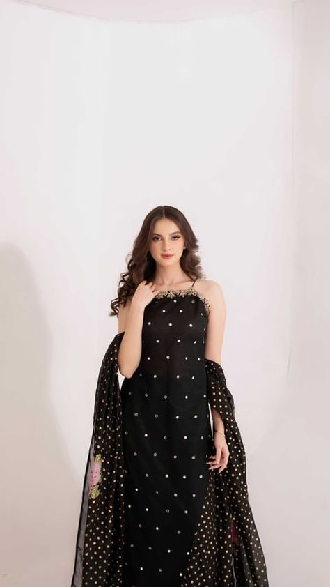 Shaadi Dresses, Lace Designs On Suits, Kurti Ideas, Pakistan Bridal, Best Designer Suits, Suit Anarkali, Bridal Suit, Eastern Dresses