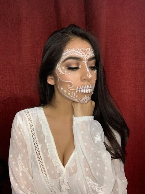 White Dia De Los Muertos Makeup Ideas, White Catrina Makeup, Outfits Catrina, Catrina Outfit, Catrina Makeup, Sugar Skull Costume, Angel Makeup, Dead Makeup, Creepy Halloween Makeup