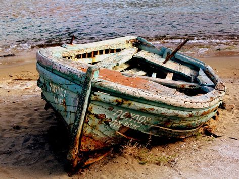 Boating Pictures, Chania Crete Greece, Milos Greece, Row Boats, Boat Building Plans, Abandoned Ships, Old Boats, Boat Art, Old Port