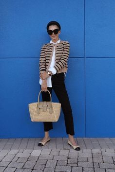 Stripe Cardigan Outfit, Blair Eadie, Jacket Outfit Women, Mode Tips, Cardigan Outfit, Casual Chique, Over 50 Womens Fashion, Cardigan Outfits, 가을 패션