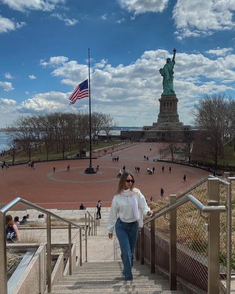 liberty statue inspiration pics Statue Of Liberty Picture Poses, Statue Of Liberty Picture Ideas, Statue Of Liberty Photo Ideas, Statue Of Liberty Aesthetic, Nyc Poses, New York Instagram Pictures, Nyc Instagram Pictures, New York Photo Ideas, New York Bucket List