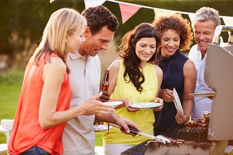 Nutrisystem HealthyHowTo provides some insight into how to avoid overeating during warm weather festivities. Labor Day Bbq, Healthy Barbecue, Party Dress Codes, Summer Barbeque, Family Backyard, Easy Grilling, Tailgating Recipes, Beautiful Evening, Summer Bbq