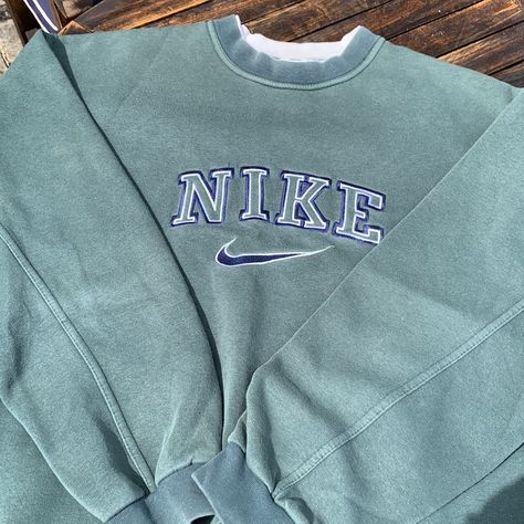 Green Nike Aesthetic, Forest Green Nike, Nike Aesthetic, Sweater Aesthetic, Aesthetic Sweaters, Vintage Nike Sweatshirt, Oki Doki, Vintage Crewneck Sweatshirt, Cute Nike Outfits