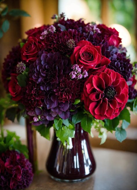 Burgundy Wedding - Payhip Mulberry Wedding Color Scheme, Lilac Wedding Theme, Plum Wedding Colors, Lilac Wedding Themes, Fun Wedding Activities, Burgundy Wedding Flowers, Wedding Planner Checklist, Luxurious Decor, Plum Wedding