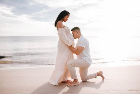 Maternity Photo Shoot Ideas Beach Sunset, Maternity Photoshoot Beach Ideas, Maternity At The Beach, Beach Maternity Photoshoot Ideas, Beach Maternity Poses, Sunrise Maternity Pictures Beach, Maternity Photo Shoot Ideas Beach, Beach Maternity Photos Family, Maternity Photoshoot Beach