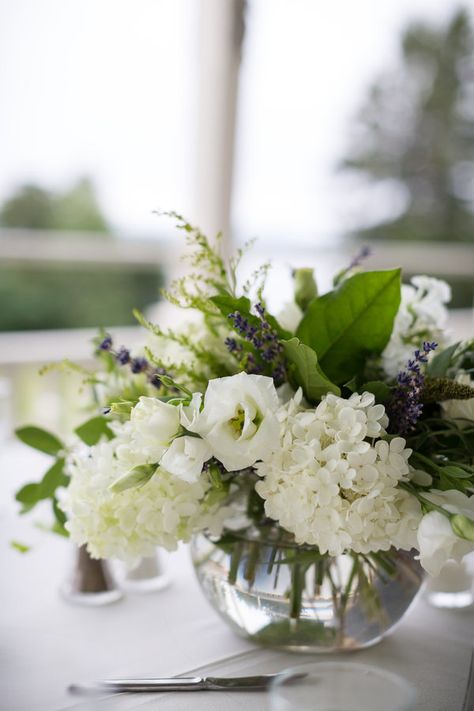 Hygrandea Centerpiece, White Flower Centerpieces With Greenery, Wedding Table Centerpieces Hydrangea, White Hydrangea Flower Arrangements, White Floral Centerpieces With Eucalyptus, Gardenia Centerpiece, White Hydrangea Wedding Table, Hydrangea Table Arrangements, Wedding Table Decorations Hortensia