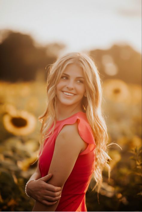 Sunflower Field Photoshoot Ideas, Sunflower Field Pics, Sunflower Senior Photos, Sunflower Field Senior Pictures, Sunflower Field Graduation Pictures, Sunflower Field Photoshoot Senior Pics, Sunflower Field Senior Photoshoot, Flower Farm Senior Photos, Sunflower Photo Ideas