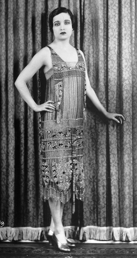 Original 1920s flapper photo 1920s Evening Gowns, Look Gatsby, 1920s Evening Dress, 1920 Style, Style Année 20, Flapper Girls, 1920s Women, Old School Fashion, 1920 Fashion