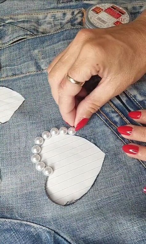 Pearls On Jeans Diy, Pearls On Clothes Diy, Diy Heart Jeans, How To Bejewel Clothes, Embellished Clothing Diy Ideas, Denim Hearts Diy, Diy Fashion Crafts, Bedazzled Jeans Diy, Diy Jean Designs