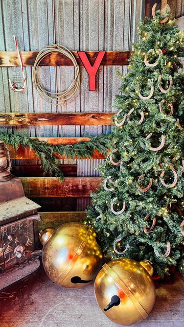 Courtney Vettel | The Vettel Farm on Instagram: "Adding a little Christmas cheer to our barn this year brought lots of J - O - Y for sure! ❤️💚❤️ It looks so festive, I think I need to have a barn party. I need to convince Mr. Vettel, think of activities, and plan for cold temperatures that are on the way I’m sure! Any fun barn party, cold weather activity ideas? Bobbing for apples? 🍎 More views of this space to come! Including the one-horse open sleigh!🐴 #barnparty #farmhousechristmas #christmasbarn #westernchristmas #christmasdecorations #onehorseopensleigh #sleigh #farmhousechristmasdecor" Haybale Decorating Christmas, Christmas Barn Decorations, Christmas Tree Farm Decor, Barn Christmas Decorations, Barn Decorating Ideas, Cowboy Christmas Party, Farm Christmas Decor, Western Christmas Party, Kids Barn