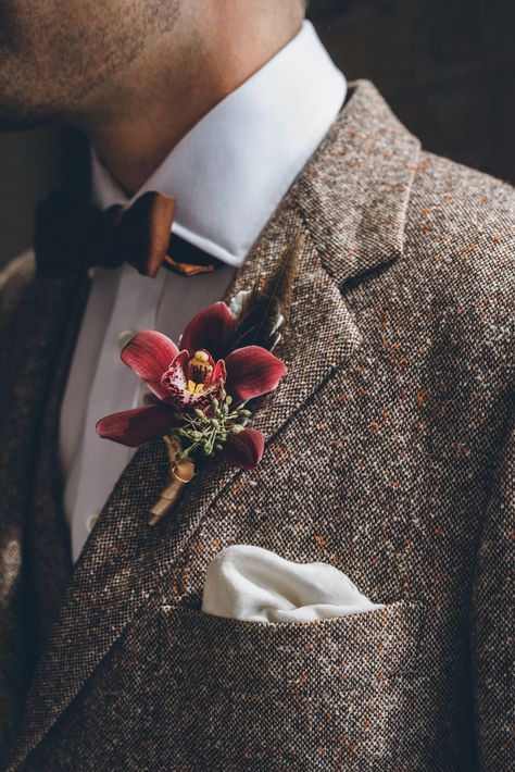 Vintage Wedding Suits, Mens Wedding Attire, Groom Wedding Attire, Brown Suit, Boda Mexicana, Wedding Suits Groom, Groom Boutonniere, Boutonniere Wedding, Groomsmen Attire