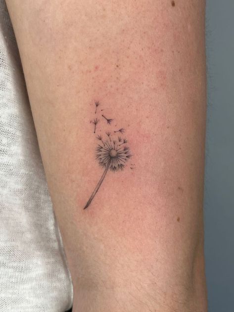 Dandelion Remembrance Tattoo, Dandelion With Ladybug Tattoo, Fineline Tattoo Dandelion, Dandelion Tattoo On Hand, Fluffy Dandelion Tattoo, Dandelion And Moon Tattoo, Dandeline Flower Tattoo, Behind The Ear Dandelion Tattoo, Dandelion Semi Colon