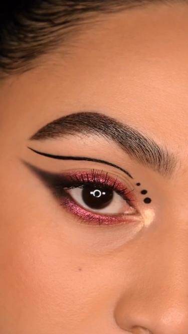 Darth Vader Makeup, Winged Eye Makeup, Sith Makeup, Eye Makeup Idea, Star Wars Hair, Star Wars Makeup, Disfraz Star Wars, Winged Eye, Makeup Tutorial Eyeliner