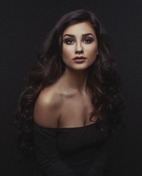 5,003 Likes, 161 Comments - Sue Bryce (@suebryce) on Instagram: “Portrait Gabriela @profotousa B1 5 foot Octa hair @bri_oro” Sean Archer, Portraits Women, Mode Poses, Pageant Headshots, Studio Shoots, Fine Art Portrait Photography, Headshot Poses, Studio Portrait Photography, Studio Photography Poses