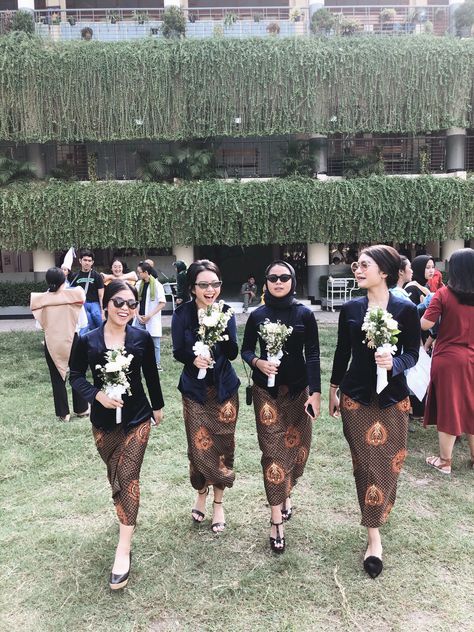 Javanese Bridesmaid Dresses, Bridesmaid Jawa, Japan Style Outfits, Bridesmaid Kebaya, Model Dress Batik, Kebaya Bridesmaid, Dress Brokat Modern, Javanese Wedding, Kebaya Modern Dress