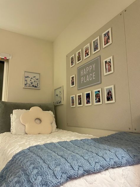 Dorm ideas, dorm room, minimalist dorm room, minimalist bedroom, preppy room, minimilaist room, cozy dorm ideas, cozy dorm, blue and white dorm, blue and white bedroom, dorm decor, cute dorm ideas, college dorm, girly dorm, dorm room trends, aesthetic dorm, aesthetic bedroom, cute room, aesthetic home decor, home decor, room decor, dorm inspo, dorm organization Cozy Dorm Room Ideas Aesthetic, Simple Dorm Room Decor Minimalist, Cute College Living Room Ideas, College Dorm Room Inspo Aesthetic, Room Ideas Navy Blue, Closet Organization Ideas Dorm, Grey And Blue Dorm Room Ideas, Simple Dorm Ideas, Grey Dorm Room Aesthetic