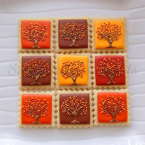 fall cookies Repinned By: #TheCookieCutterCompany Cookie Recipes Thanksgiving, Fall Decorated Cookies, Thanksgiving Cookies, Delicious Thanksgiving, Sugar Cookie Designs, Pretty Cookies, Fall Cookies, Fancy Cookies, Creative Cookies