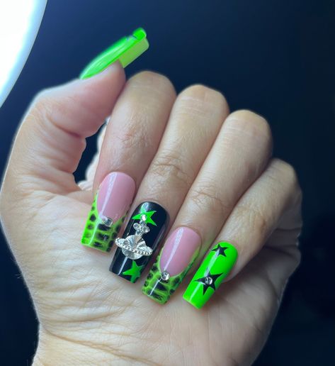 Lime Green Black Nails, Preppy Green Nails, Nail Art On Green Nails, Neon Green And Black Nails Acrylic, Green Nails Medium Length, Lime Green Nails Acrylics, Green And Black Acrylic Nails, Black And Lime Green Nails, Slime Green Nails