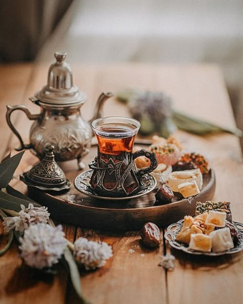 Russian Tea Time, Turkish Dessert, Turkish Tea Cups, Arabic Tea, Turkish Sweets, Tea History, Russian Tea, Turkish Tea, Tea Culture