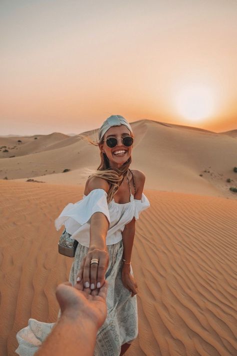 Desert Photoshoot Ideas, Dubai Photoshoot, Desert Outfit, Abu Dhabi Travel, Dubai Safari, Desert Photoshoot, Dubai Outfits, Travel Pose, Desert Safari Dubai