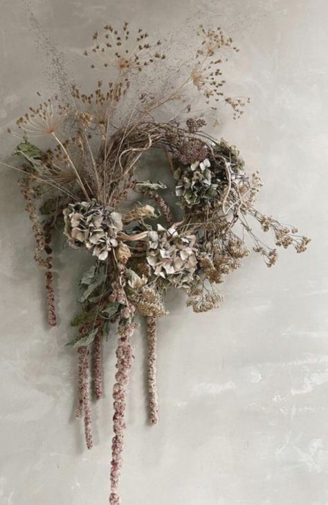 Floral Desing, Dried Floral Wreaths, Floral Designs Arrangements, Dried Wreath, Natural Wreath, Dried Flower Wreaths, Decoration Inspiration, Flower Display, Dried Flower Bouquet