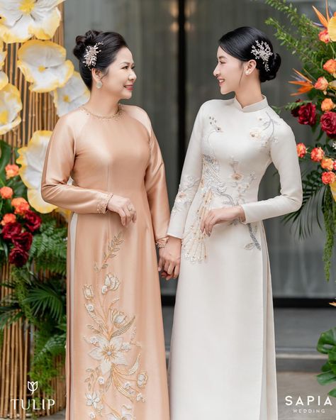 Mongolian Clothing, Vietnamese Wedding, Ao Dai Vietnam, Simple Bridesmaid Dresses, Vietnamese Dress, Wedding Decor Style, Bridal Hairstyles, Tea Ceremony, Weeding