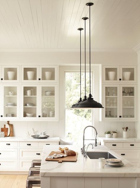 Beadboard ceiling in the kitchen Kabinet Dapur, Decor Ikea, Timeless Kitchen, Farmhouse Kitchen Cabinets, Kitchen Farmhouse, Loft Design, Modern Farmhouse Kitchens, White Kitchen Cabinets, Winter Trends