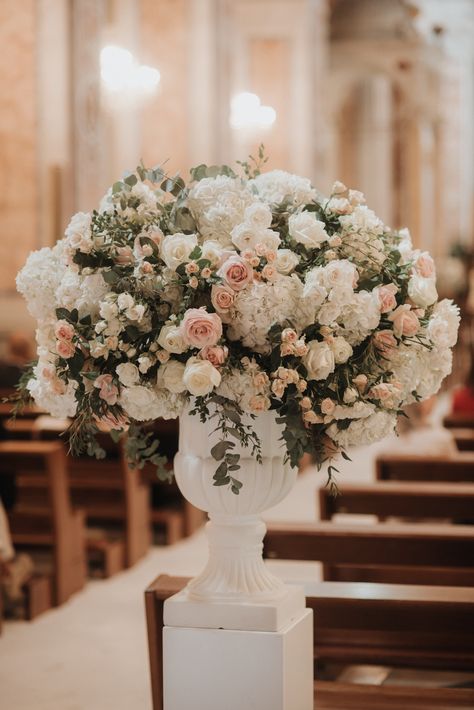 English Garden Bridal Bouquet, Wedding Flower Arrangements Church, Classic Wedding Centerpieces, Altar Flowers Wedding, Sorrento Wedding, Urn Arrangements, Wedding September, Wedding Church Decor, Church Wedding Flowers