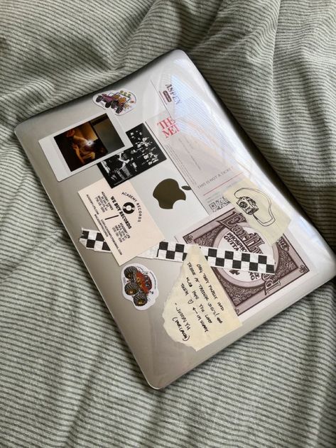 Chromebook Stickers Aesthetic, Laptop Case Aesthetic Stickers, Clear Laptop Case With Stickers, Laptop Case Decoration, Macbook Case Aesthetic Stickers, Laptop Sticker Inspo Aesthetic, Macbook Aesthetic Case, Macbook Decoration Ideas, Stickers On Laptop Aesthetic