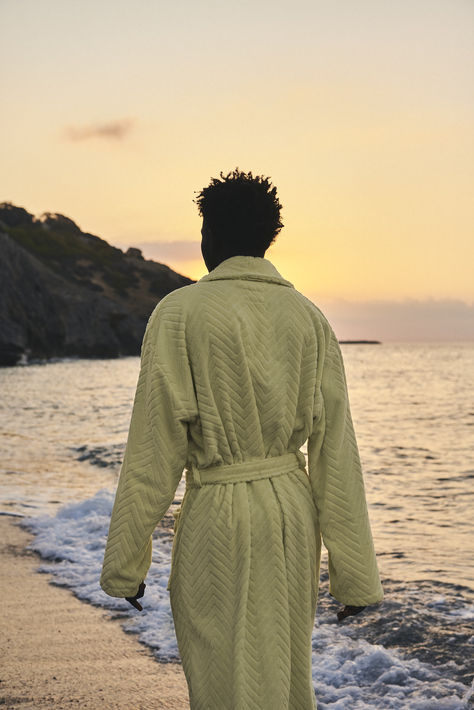 House Babylon’s bathrobe is crafted from 100% cotton to be fully free of any harmful chemicals. The terrycloth bathrobe is made of 400 GSM long cotton fibers for maximum fluffiness and absorbency. This unisex bathrobe offers a relaxed fit featuring a lapel and capacious pockets. Made in Egypt. Cotton Loungewear, Egyptian Cotton Sheets, Everyday Moments, Linen Set, Cotton Set, Loungewear Set, Loungewear Sets, Slow Living, Terry Cloth