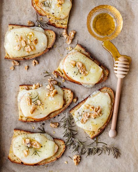 Pecorino Pasta, Pear Cobbler, Mozzarella Caprese, Peasant Food, Zucchini Blossoms, Healthy Afternoon Snacks, Sliced Pears, Pecorino Cheese, Pear Recipes