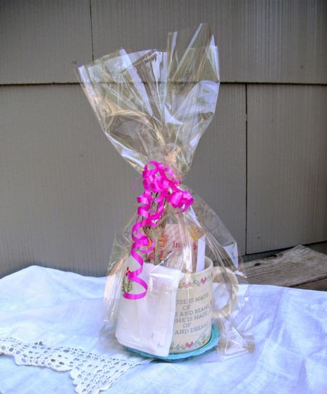 25 Gorgeous Gift Ideas Made With Thrift Shop Items Thrift Basket Gift, Thrifted Gift Basket Ideas, Mug Gift Basket, Thrift Bundle Gift, Confetti Mug Cake, Birthday Gift Basket, Vintage Coffee Mug, Coffee Gift Basket, Rainbow Candle