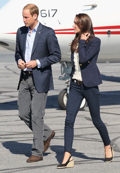 Kate Middleton proves that dark jeans are always appropriate! Kate Middleton Jeans, Smythe Blazer, Kate Und William, William E Kate, Principe William, Jeans And Wedges, Style Transformation, Kate Middleton Outfits, Middleton Style