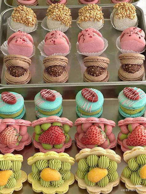 Macaroons Decoration, Kue Macaroon, Pretty Alcoholic Drinks, Pink Desserts, Macaron Cookies, Kawaii Dessert, Macaroon Recipes, Pretty Dessert, Cute Baking